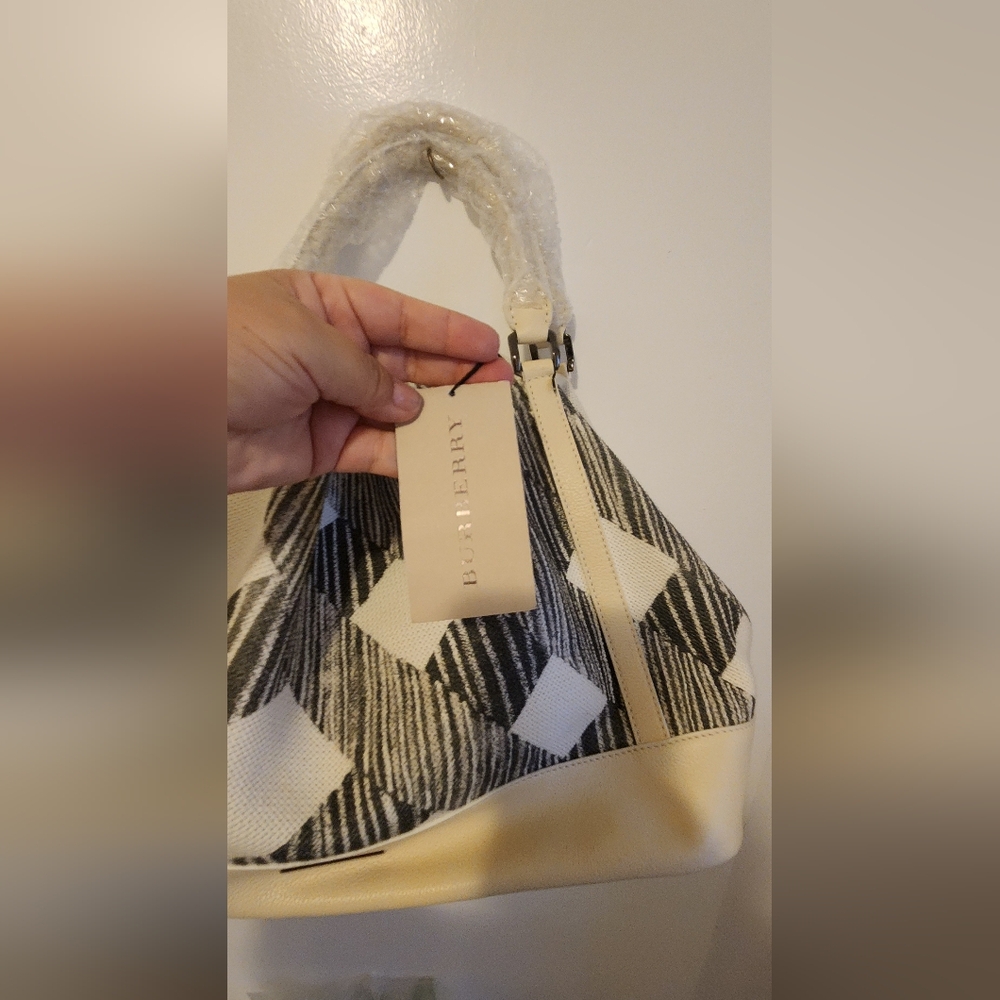 LIKE NEW BURBERRY LARGE SHOULDER BAG - Picture 10 of 16